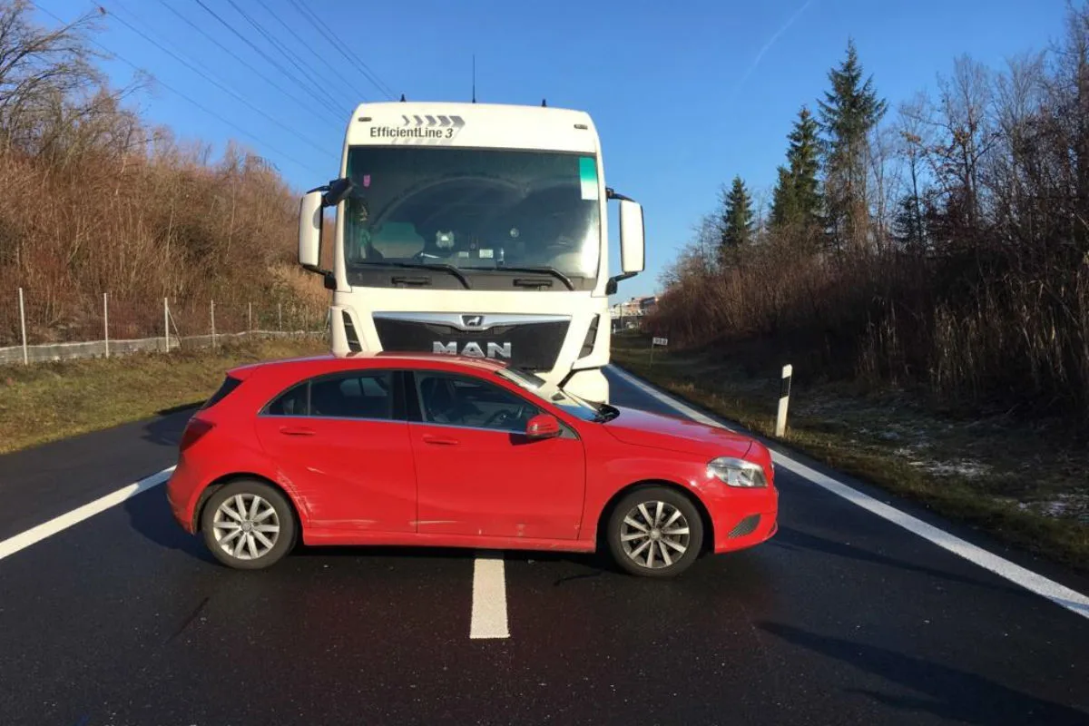 Rotkreuz ZG - Verkehrsbehinderungen nach zwei Kollisionen