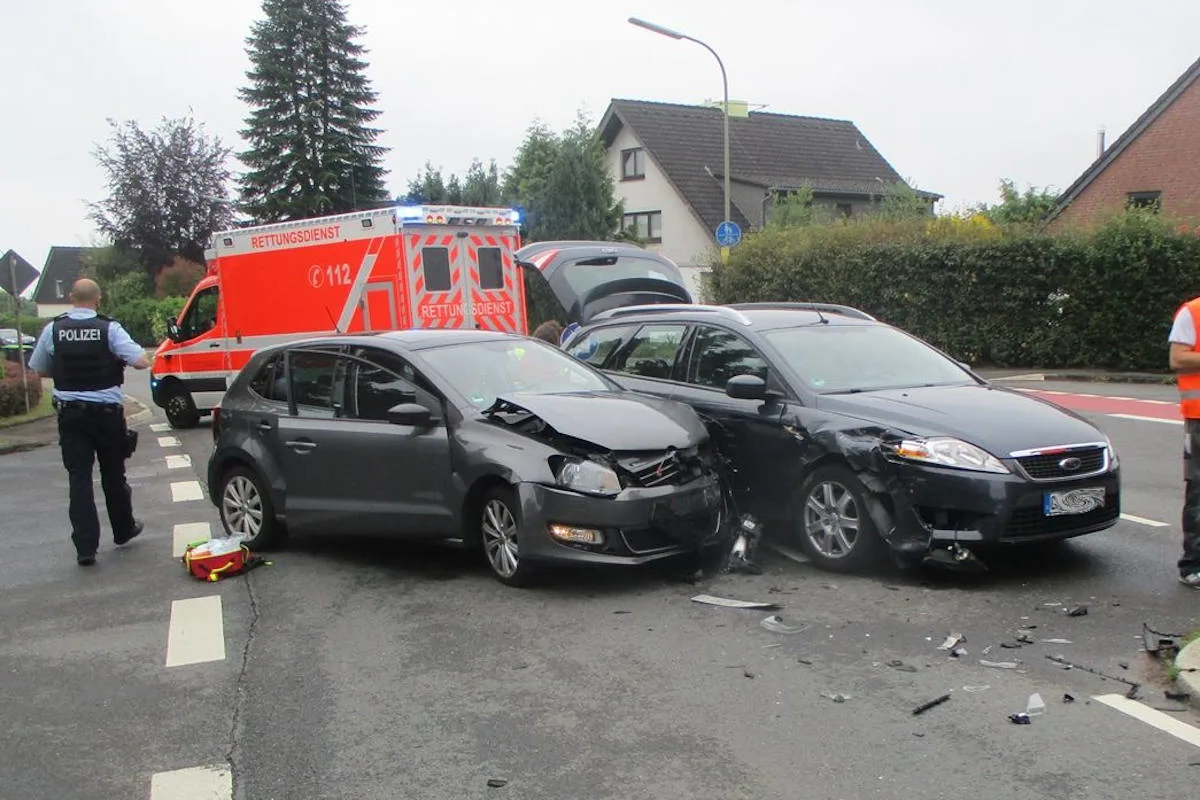 Odenthal – Hoher Sachschaden und leichter Personenschaden nach Vorfahrtsverletzung
