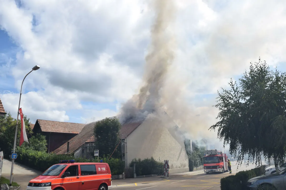 Hägendorf SO - Dachstock eines Bauernhauses in Vollbrand 