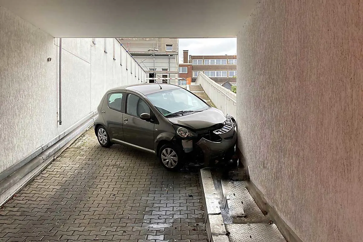 Heftiger Crash in Bottrop - Verkehrsunfall im Parkhaus