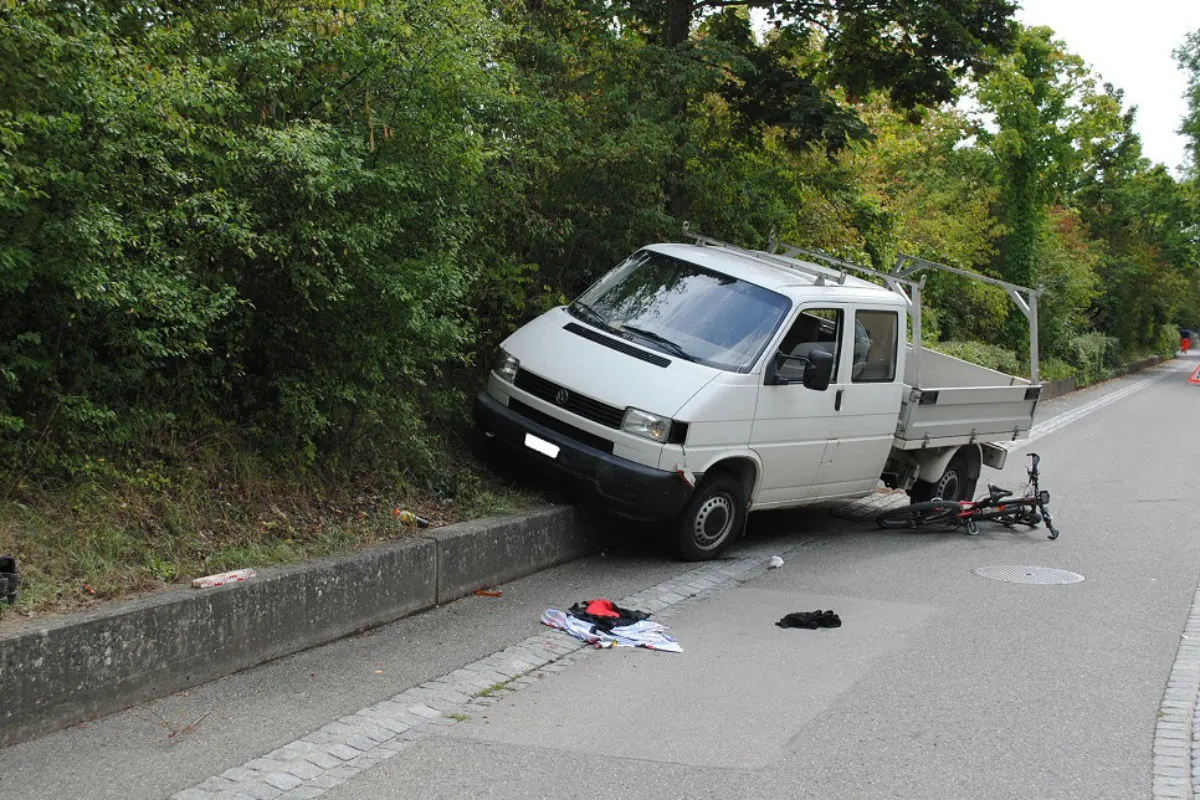 Schaffhausen SH - Fahrradlenker nach Verkehrsunfall schwer verletzt