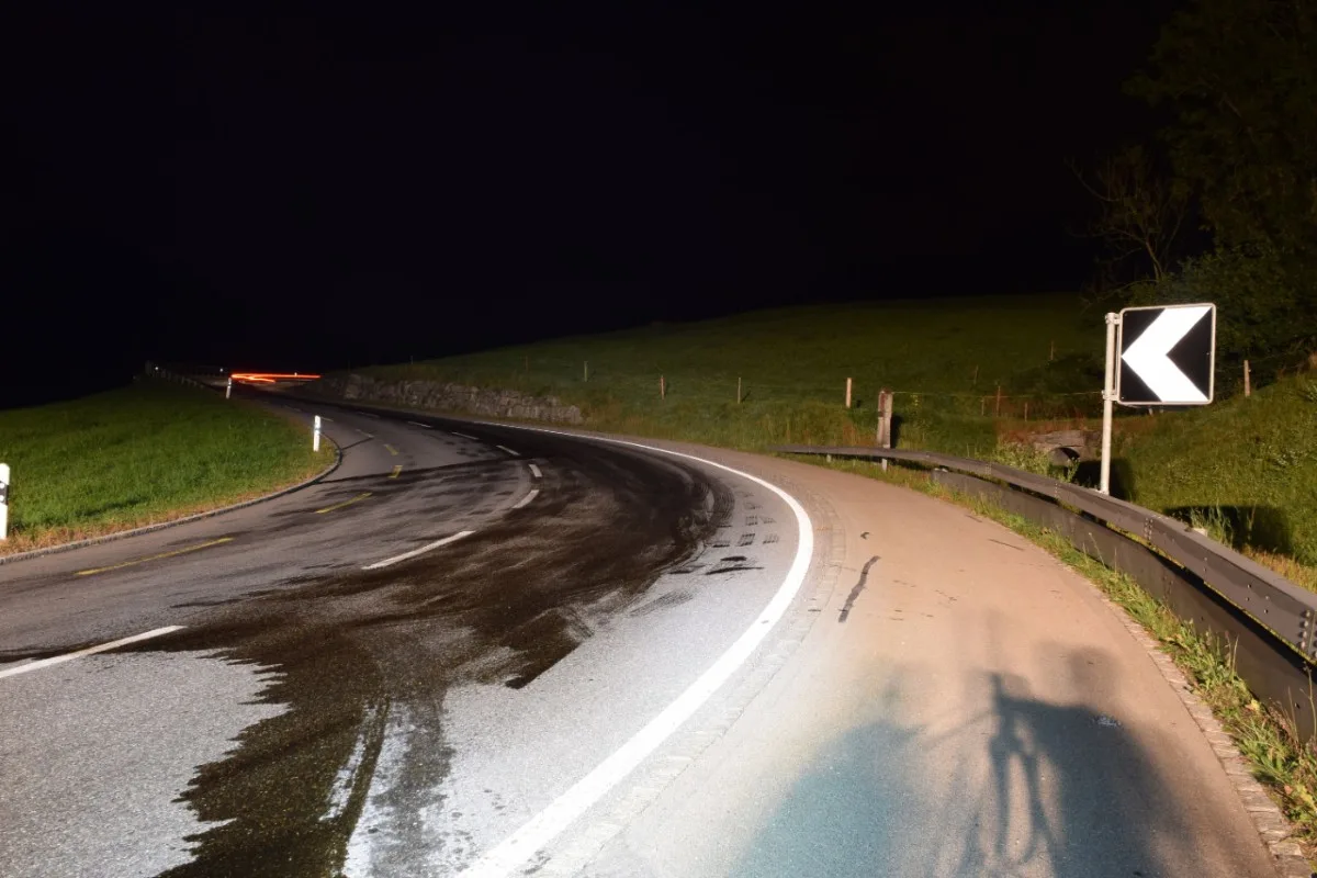 Zeugenaufruf aus Werthenstein LU - Nach Kollision mit Leitplanke weitergefahren - Strasse drei Kilometer lang verschmutzt