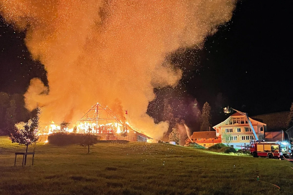 Drama in Wolhusen LU – Rund 100 Schweine und drei Kälber bei Vollbrand einer Scheune verendet