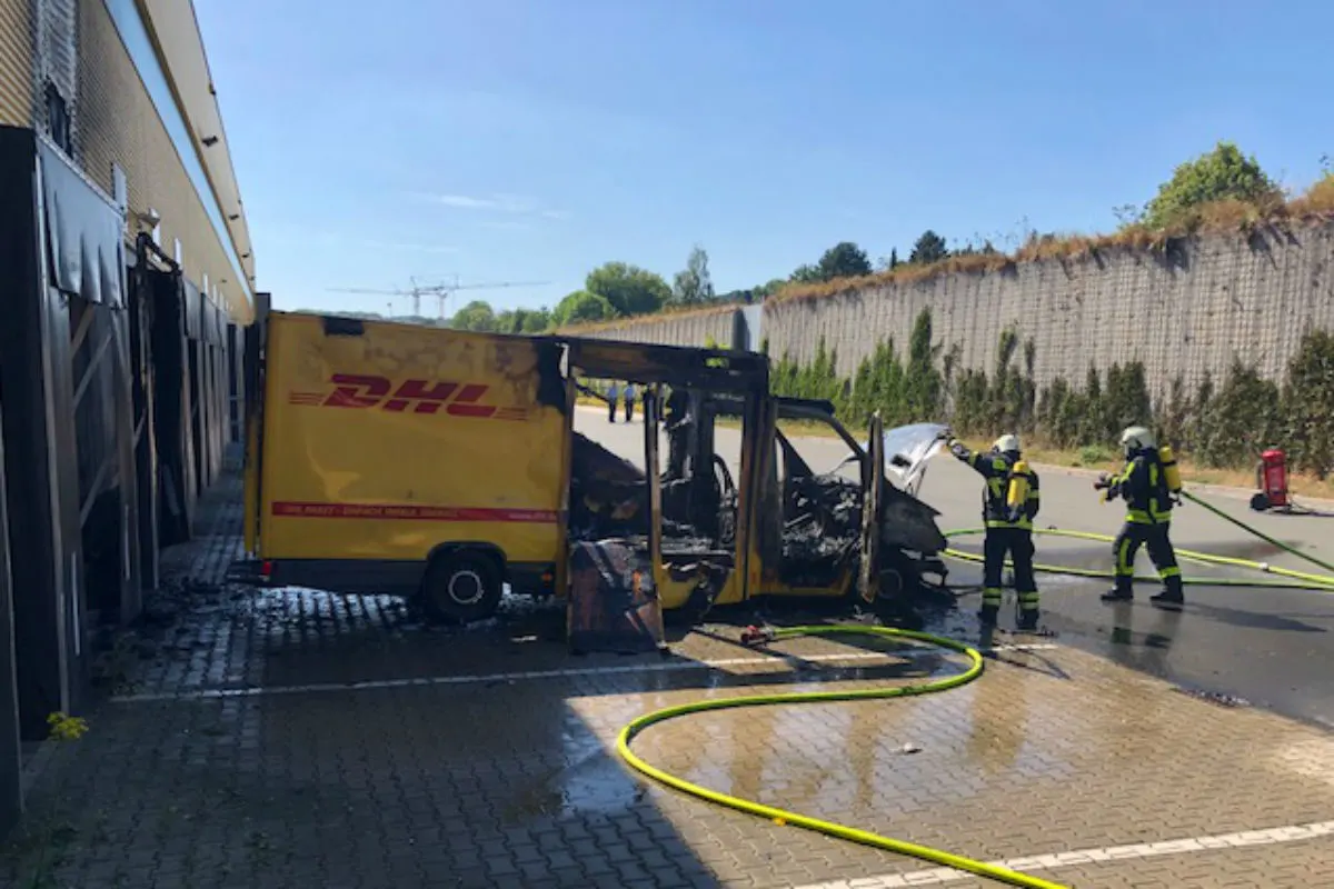 Lieferwagenbrand bei DHL-Paketversender