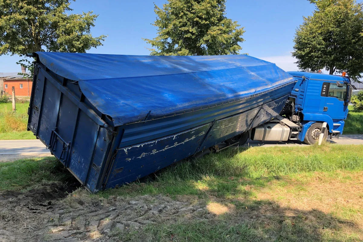 Dörentrup-Sibbentrup – Kartoffellaster im Graben