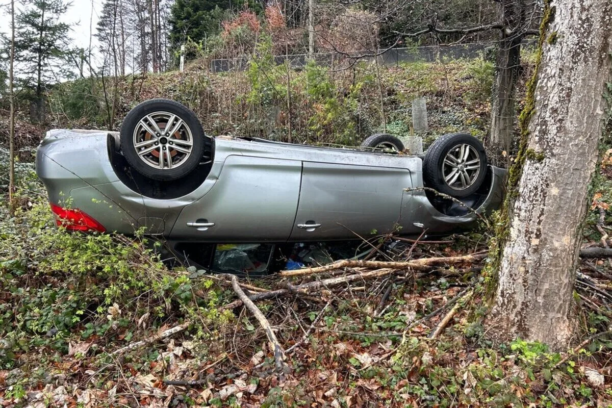 Reute AR - Unfall aufgrund von Sekundenschlaf - Auto überschlägt sich 