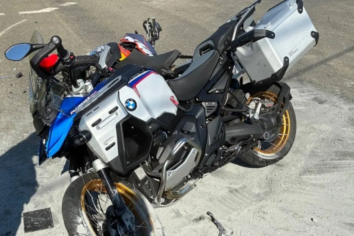 Ein BMW-Motorrad ist sichtbar, es liegt seitlich auf der Fahrbahn. Das Motorrad zeigt deutliche Beschädigungen.