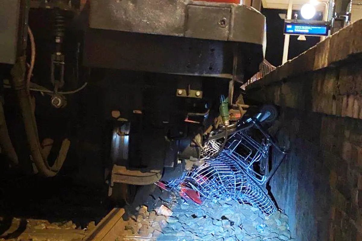 Berlin - S-Bahn erfasst Einkaufswagen