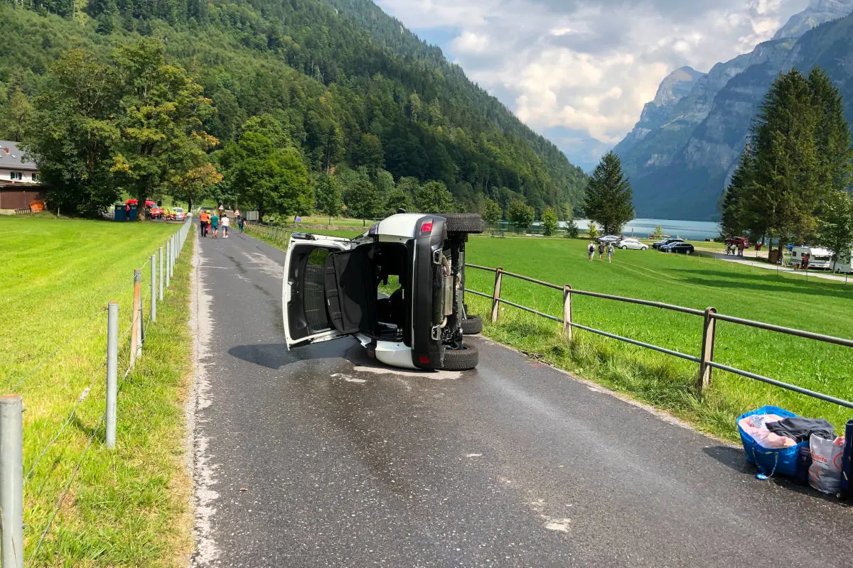 Klöntal GL – Mit Zaun kollidiert und Auto auf die Seite gelegt