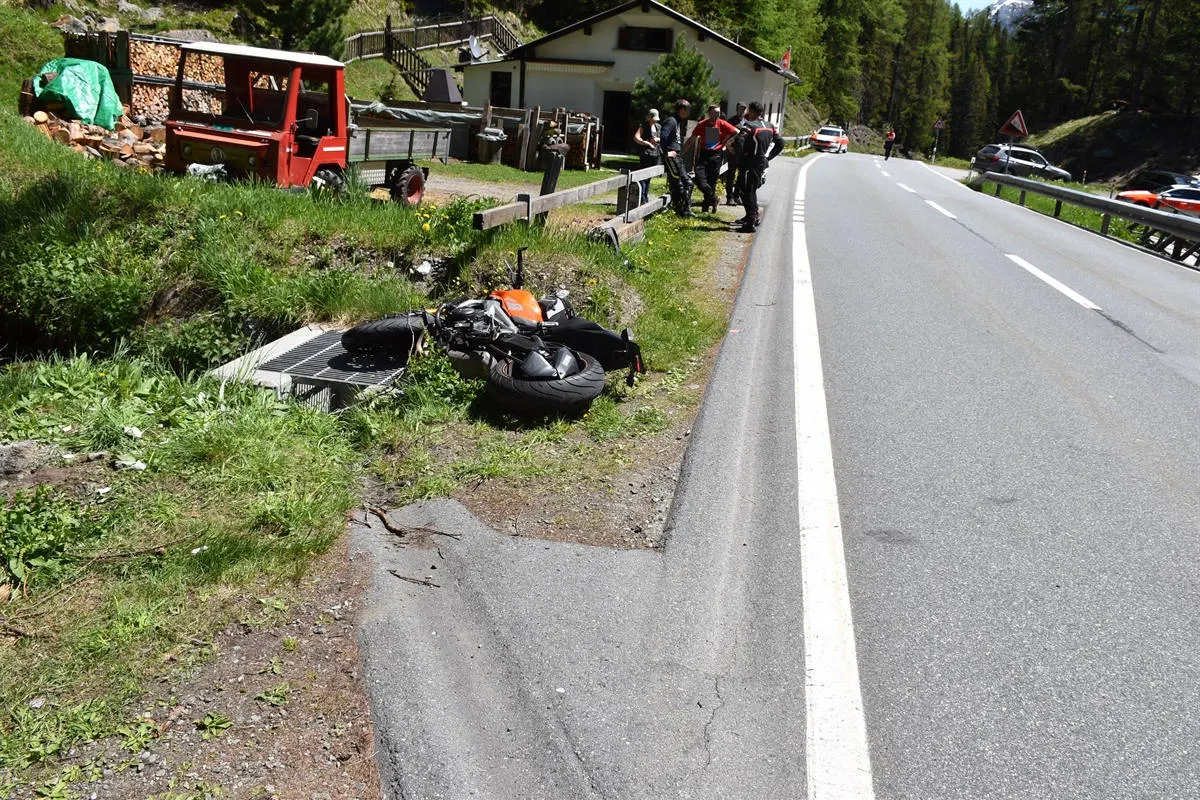 Susch GR – Führerloses Motorrad prallt in Fussgängerin