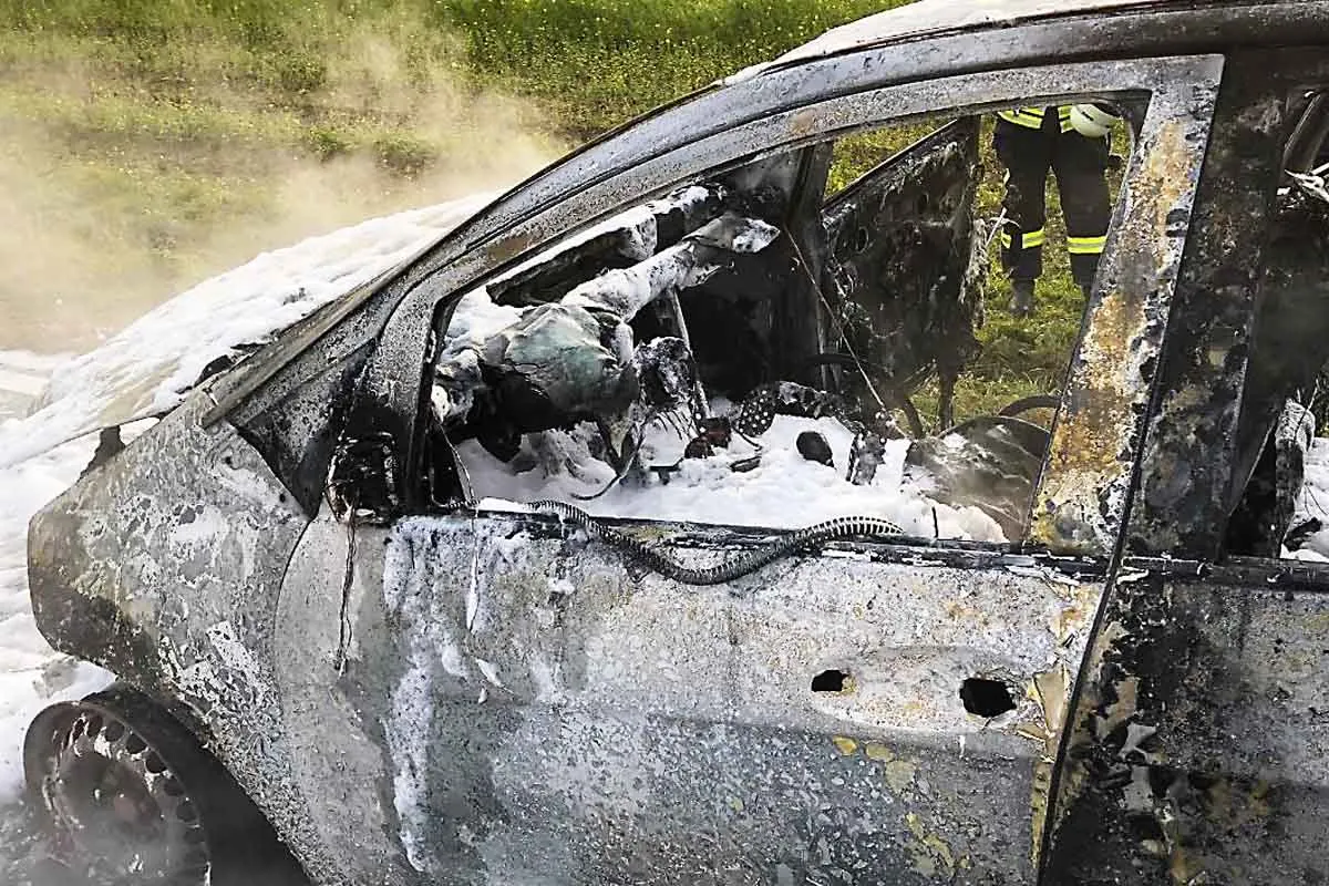 PKW Brand in Brakel - Auto brennt komplett aus