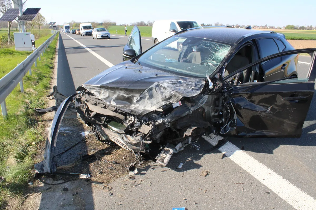 Verkehrsunfall mit mehreren Unfallbeteiligten auf der B 56 bei Aldenhoven