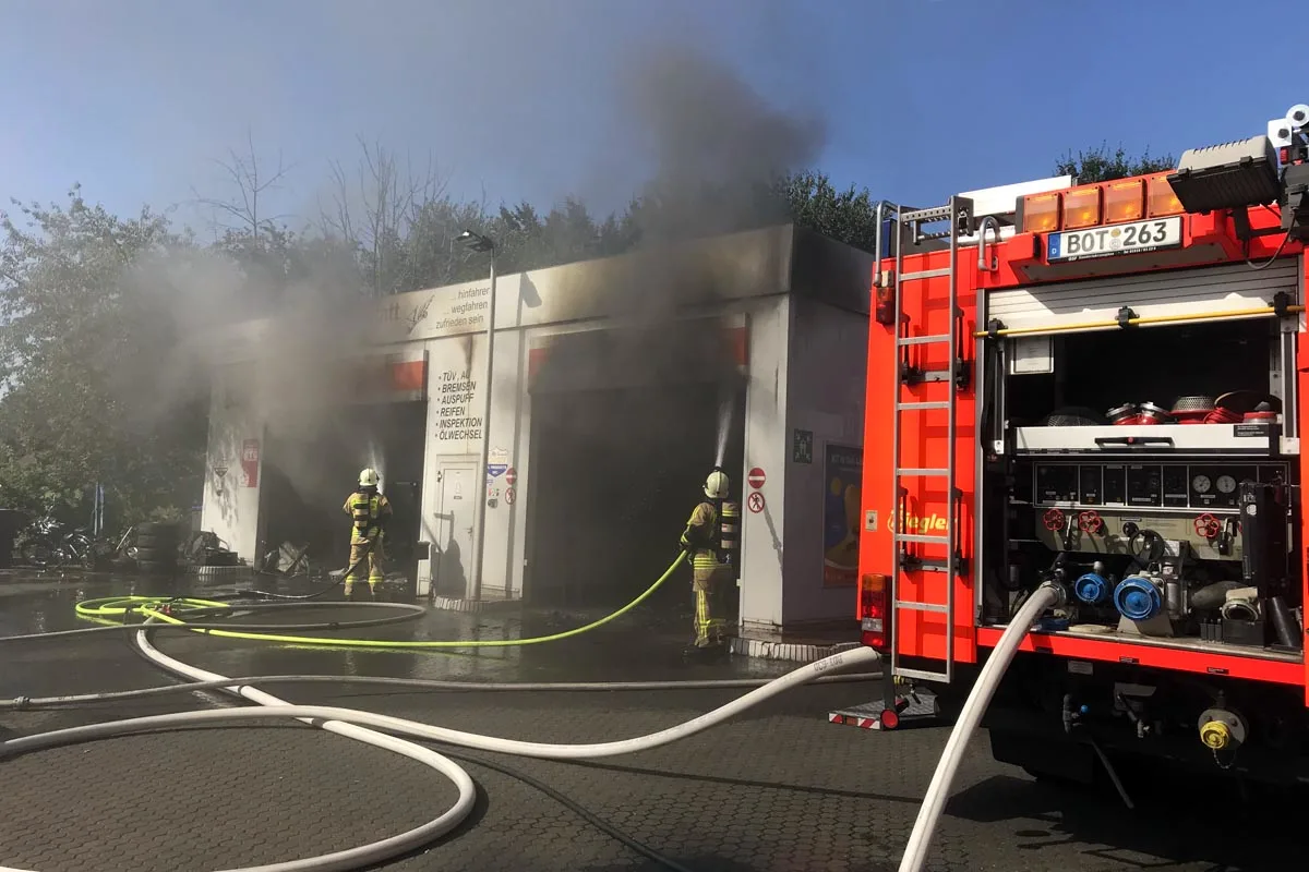 Bottrop - Brand in einer Werkstatt auf einem Tankstellengelände verurschacht hohen Sachschaden