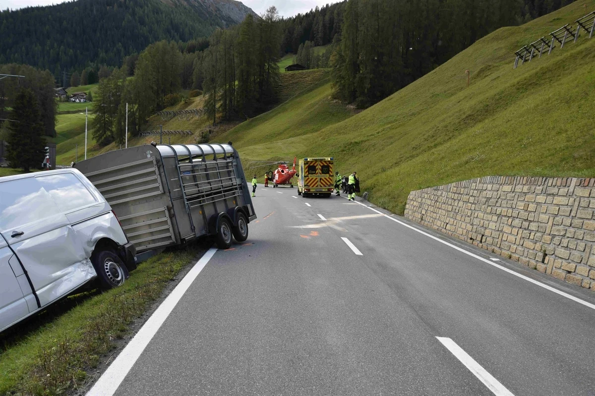 Davos GR - Motorradfahrer mit Lieferwagen kollidiert - Rega im Einsatz 