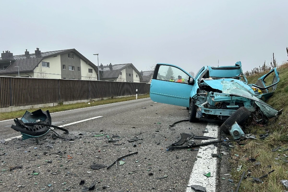 Horrorunfall auf der Wohlerstrasse in Waltenschwil AG endet tödlich - Strasse gesperrt
