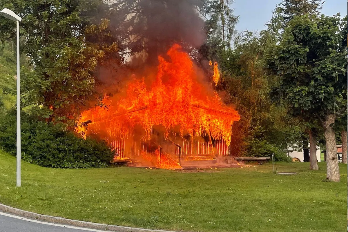 Scuol GR – Holzschuppen in Brand