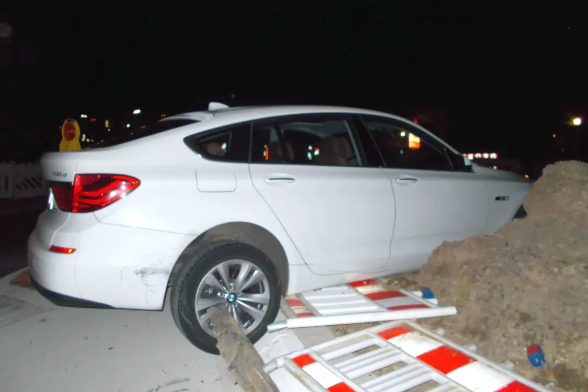 BMW bleibt in Baustelle hängen - Zeugenaufruf