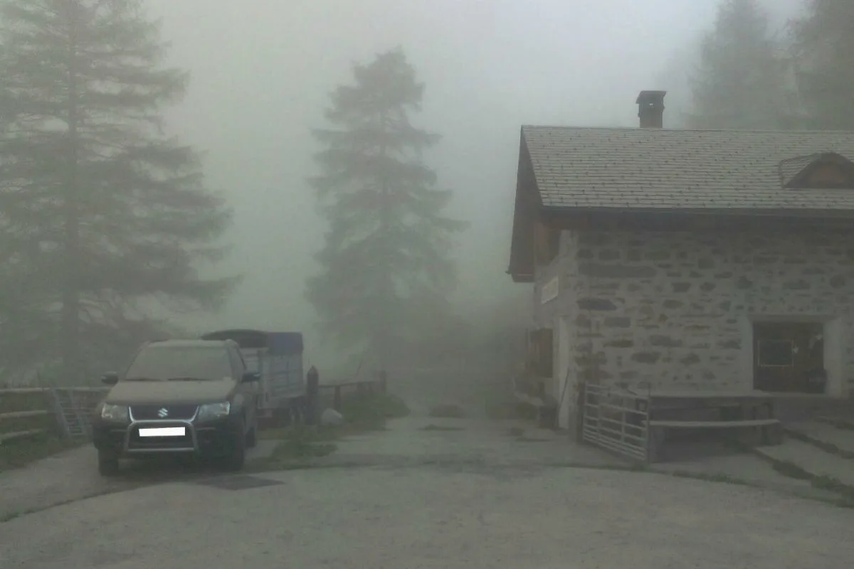 Zernez GR - Felssturz verursacht eindrückliche Staubwolke