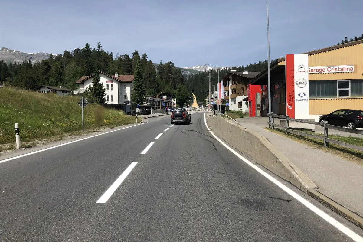 Laax GR – Auto bei Selbstunfall auf Seite gekippt