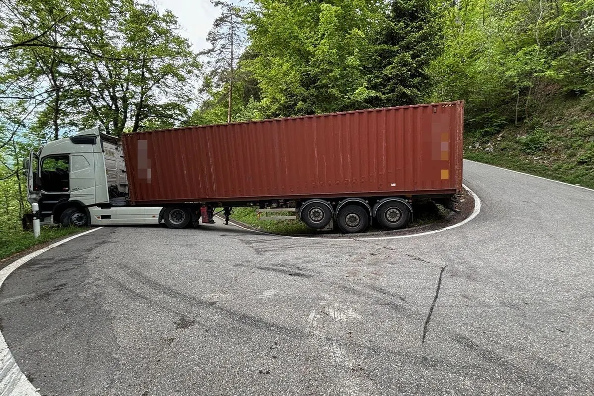 Oberdorf SO – Sattelschlepper steckengeblieben