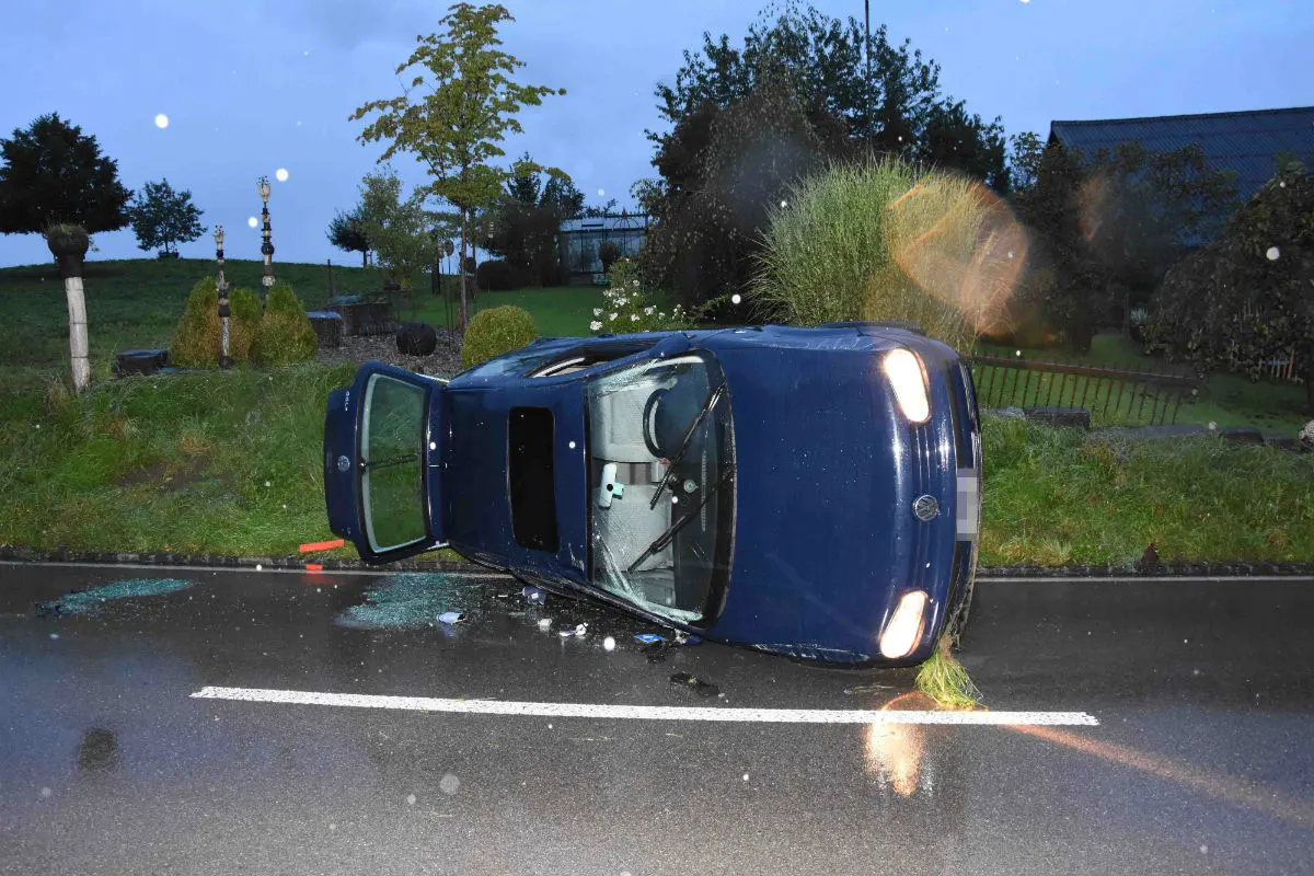 Waldkirch SG - Auto überschlägt sich