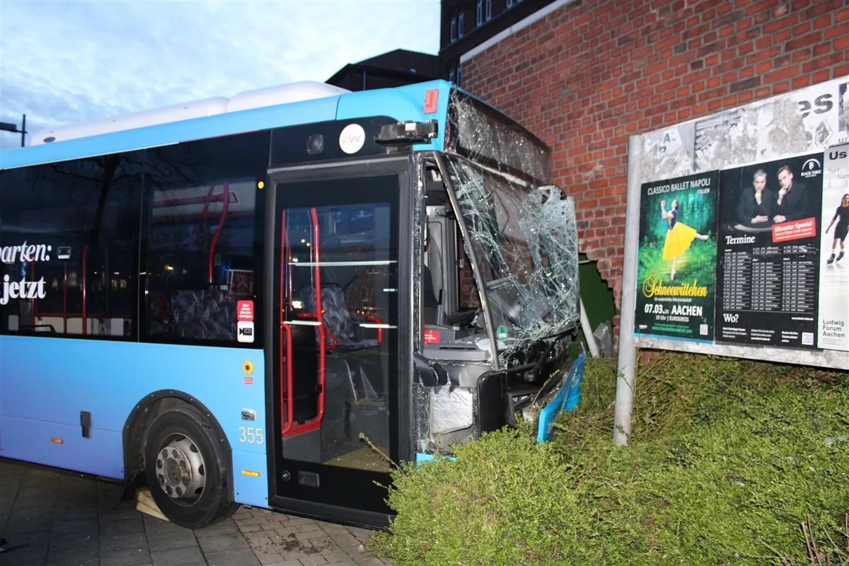 Unfall in Aachen NW - Bus prallt gegen eine Wand 