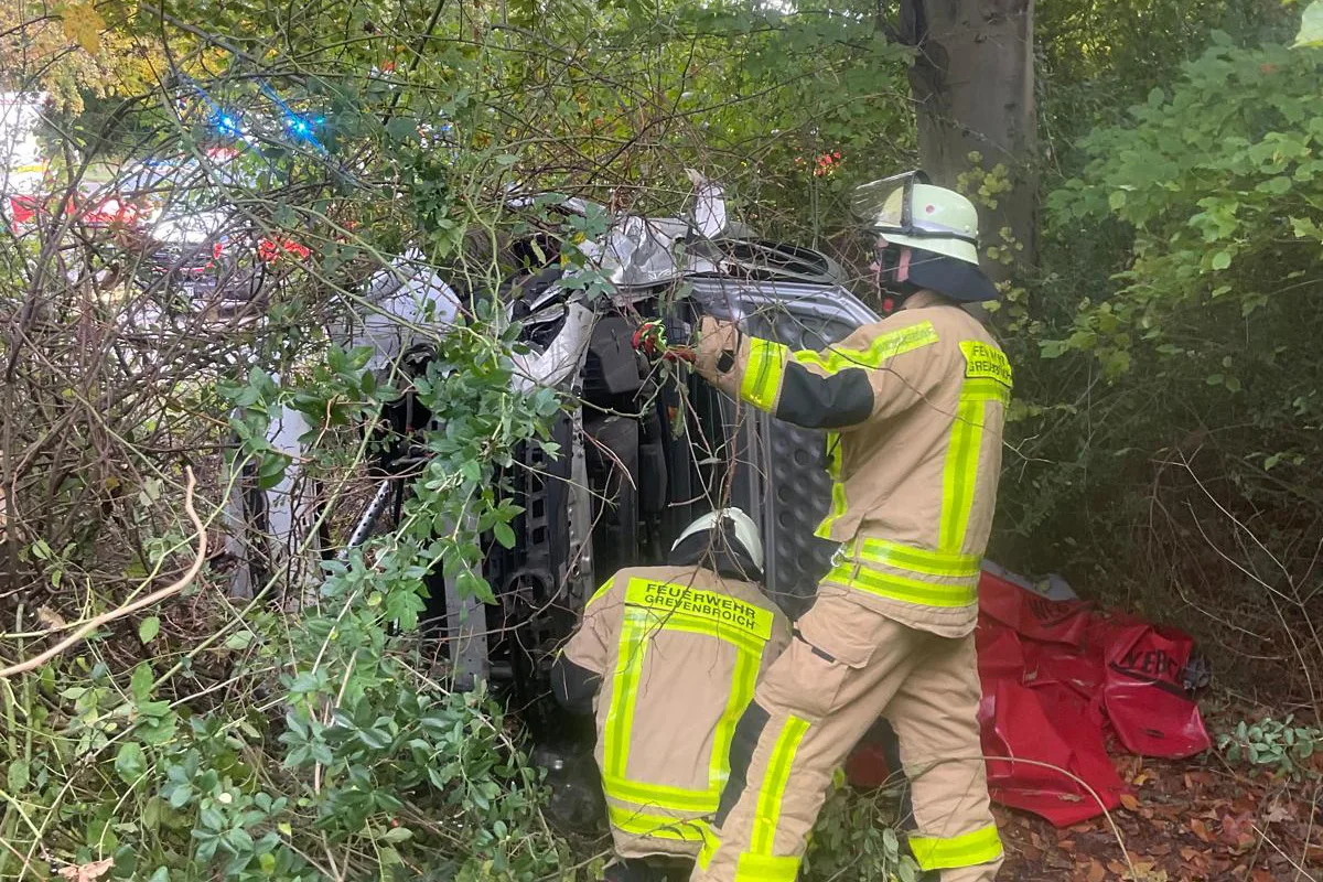Grevenbroich NW – Autofahrer nach Unfall eingeklemmt
