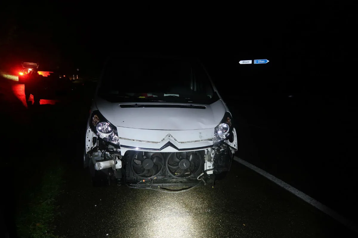 Läufelfingen BL - Kollision zwischen zwei Lieferwagen und Auto