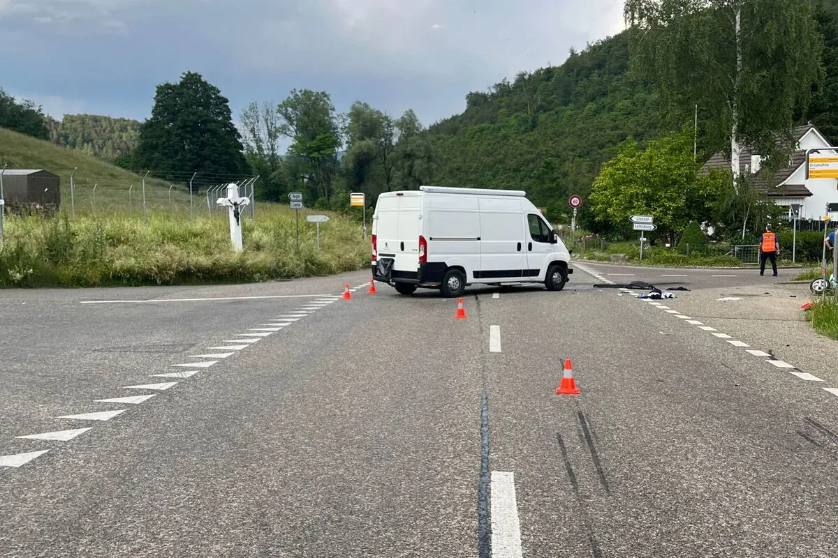 Unfall gestern in Nuglar SO - Kollision zwischen Lieferwagen und Motorrad mit zwei Verletzten 