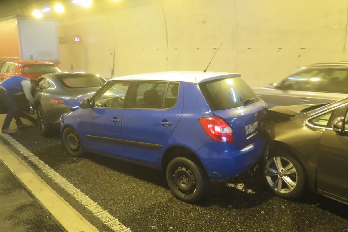 A2 Belchentunnel BL - Verkehrsunfall verursacht Folgekollision mit vier Fahrzeugen