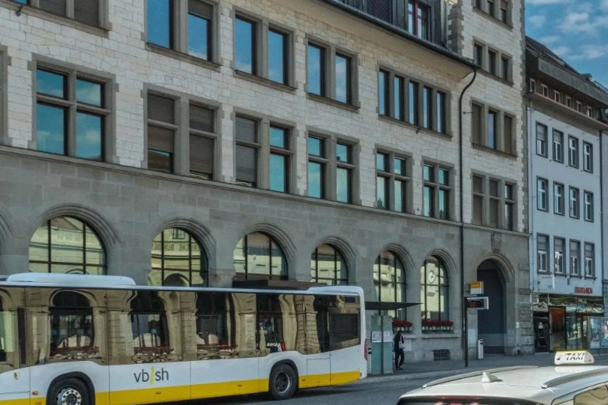 Stadt Schaffhausen – Unbekannte schlägt Passantin