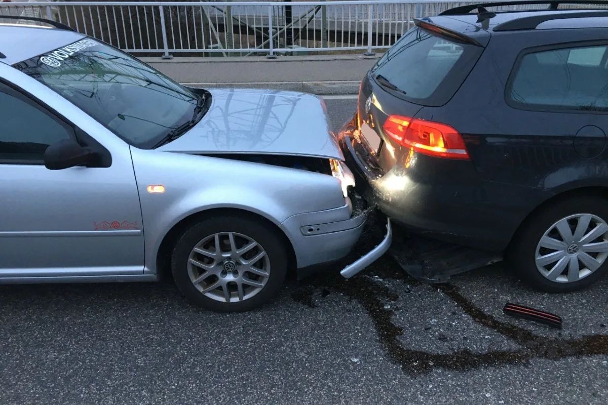 Bilten GL - Zu spät stehendes Fahrzeug gesehen