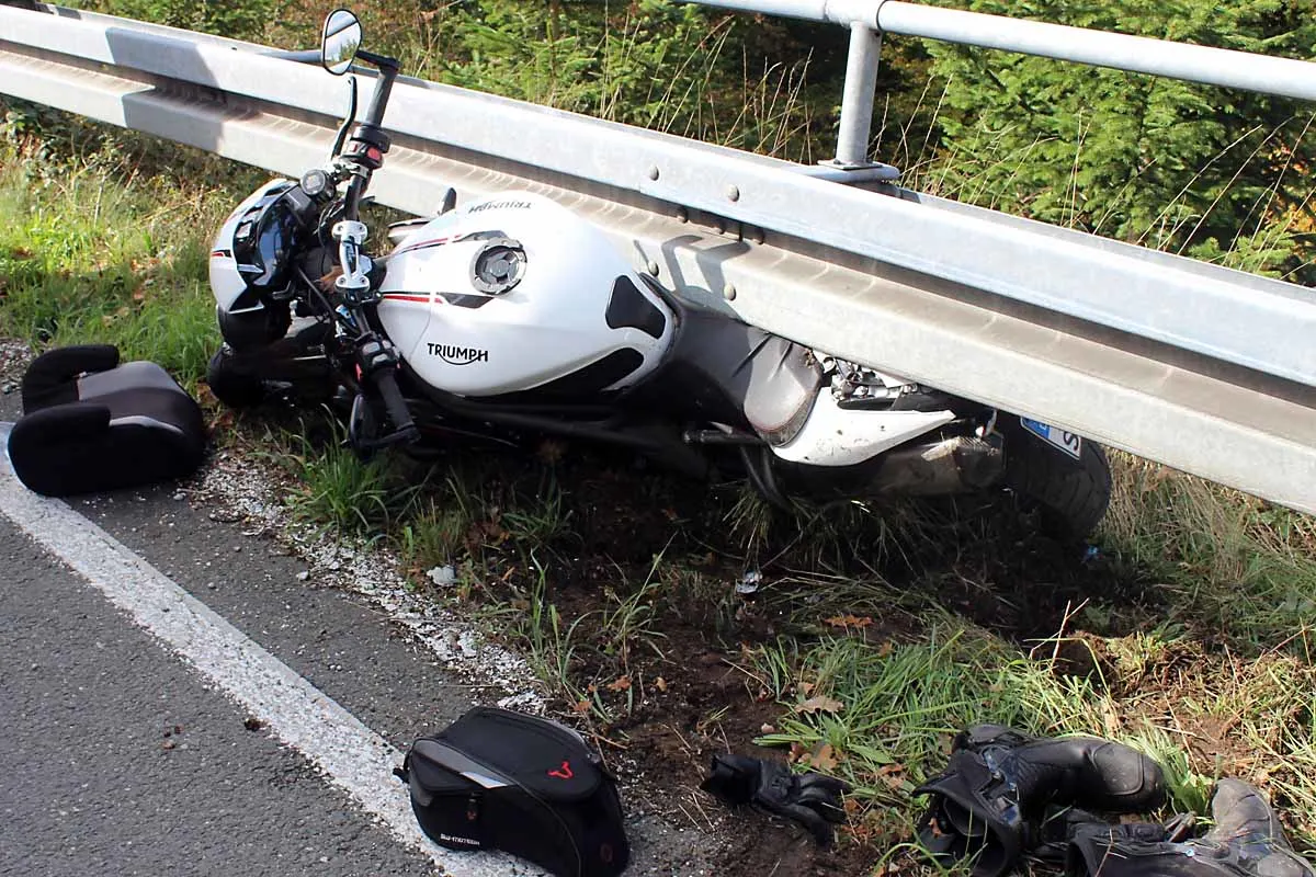 Unfall mit Schwerverletztem in Velbert - Kradfahrer in Kurve weggerutscht