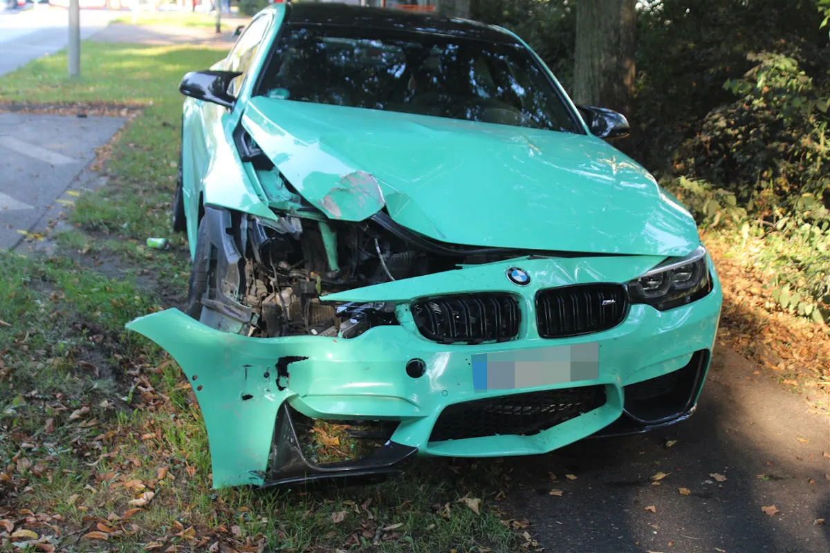 Bergheim – Rücksichtsloser Raser landet vor Baum – Polizei stellt Führerschein und Auto sicher