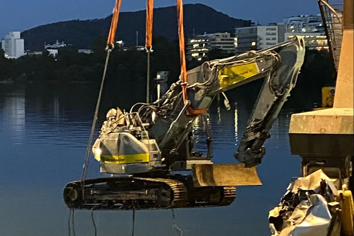 Muttenz BL - Bagger beim Umladen im Auhafen in den Rhein gestürzt!