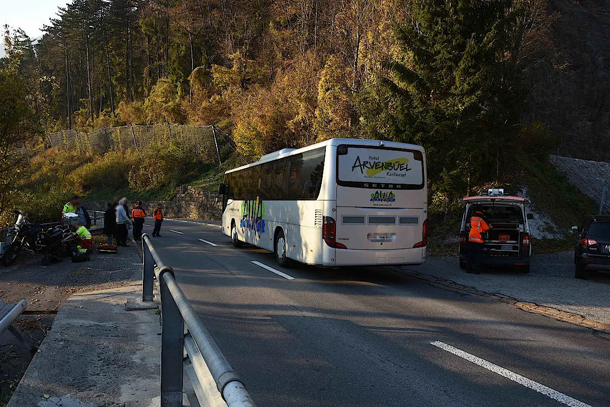 Weesen SG - Motorradfahrer und Businsassin verletzt