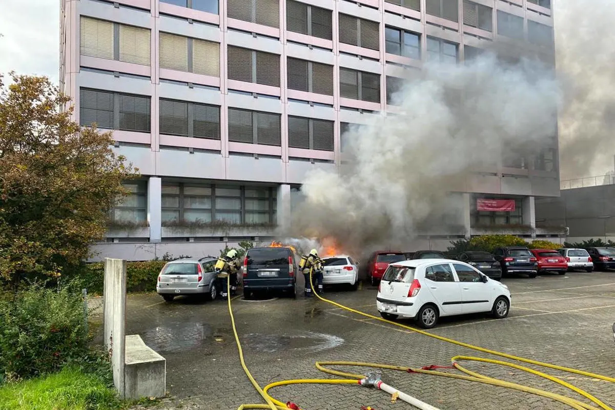 Brand in Muttenz BL – Zwei Personenwagen durch Feuer komplett zerstört