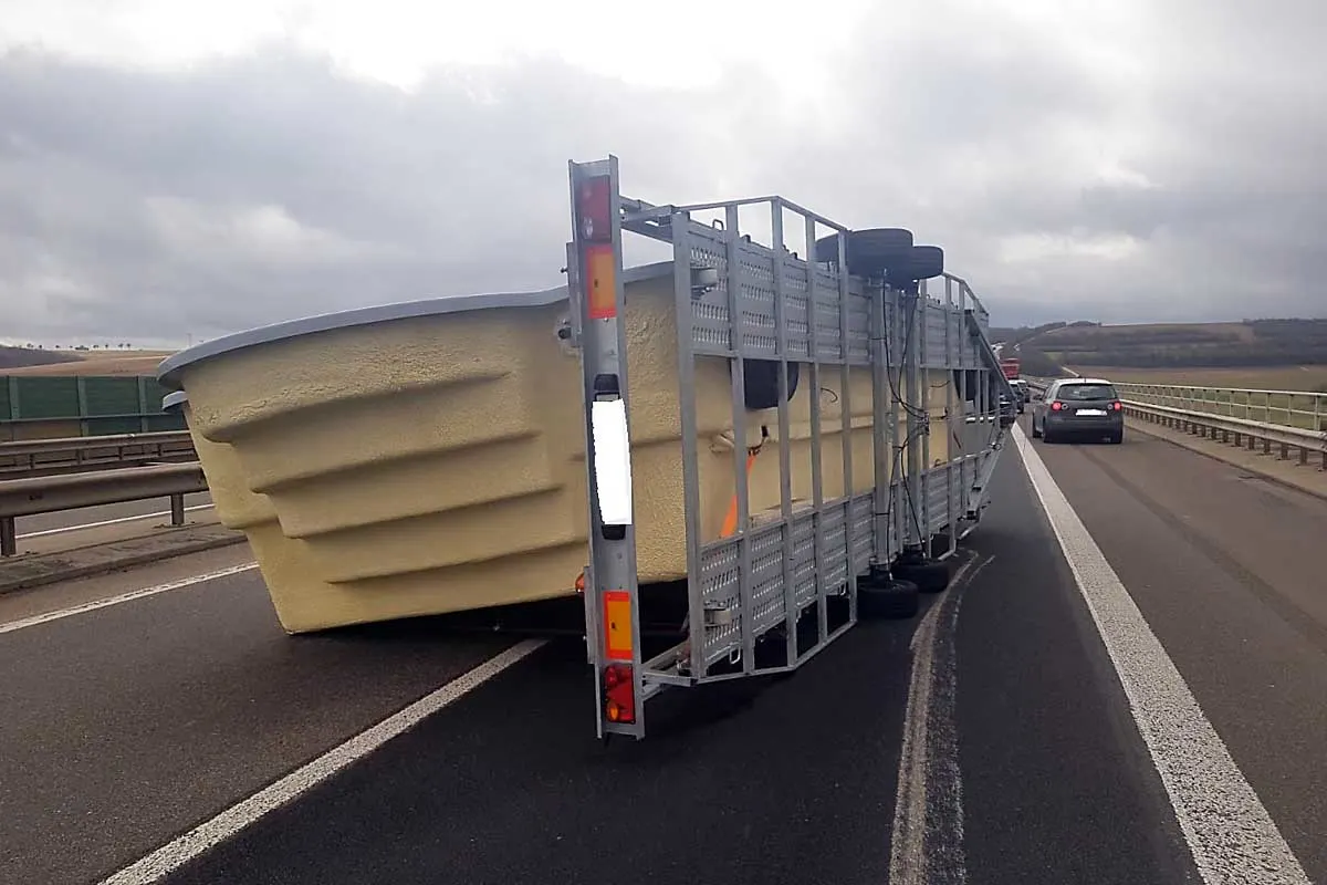Weinheim - Windbedingter Unfall auf der Talbrücke - Mit Pool beladener Anhänger kippt um!