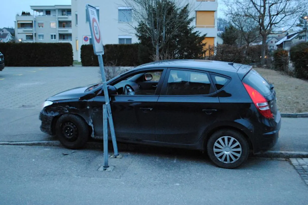 Stadt Schaffhausen - Zeugenaufruf zu Alleinunfall mit Auto
