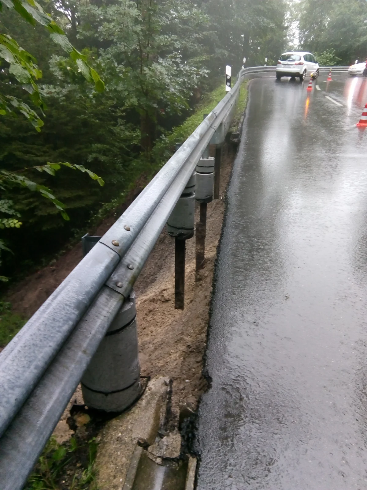 Warnung aus Menzingen ZG - Strasse wegen Erdrutsch gesperrt