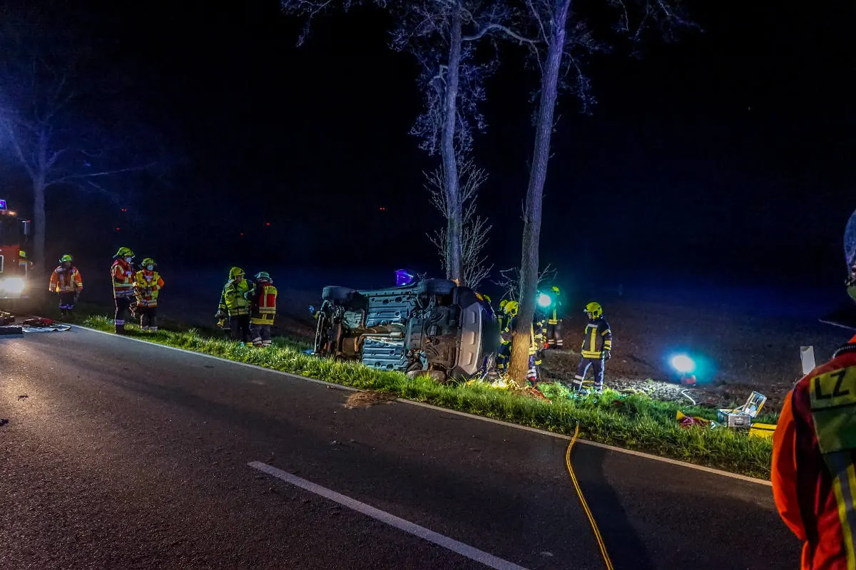 Bröckel – PKW prallt gegen Baum – Eine Person schwer verletzt