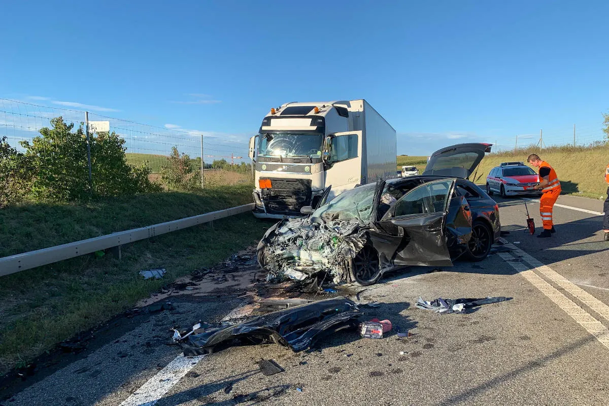 Schrecklicher Unfall auf der A4 Adlikon ZH – Frontalkollision fordert drei Verletzte