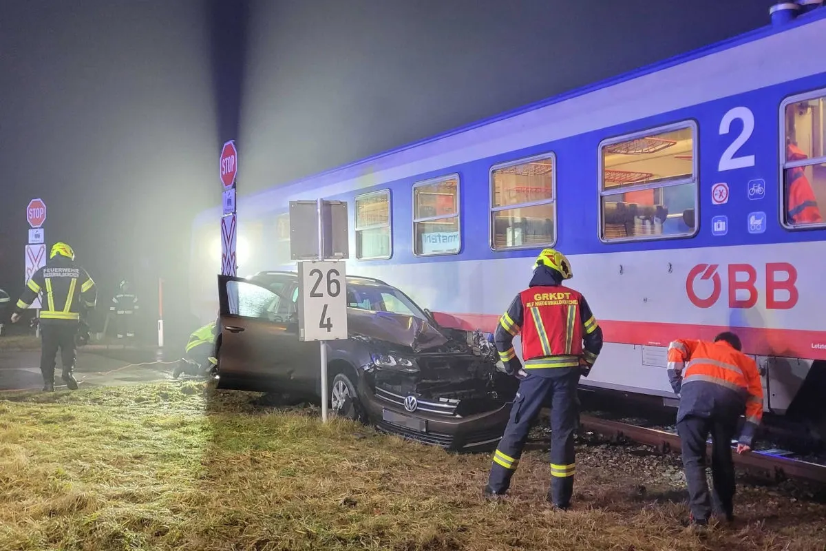 Niederwaldkirchen – Auto von Zug erfasst