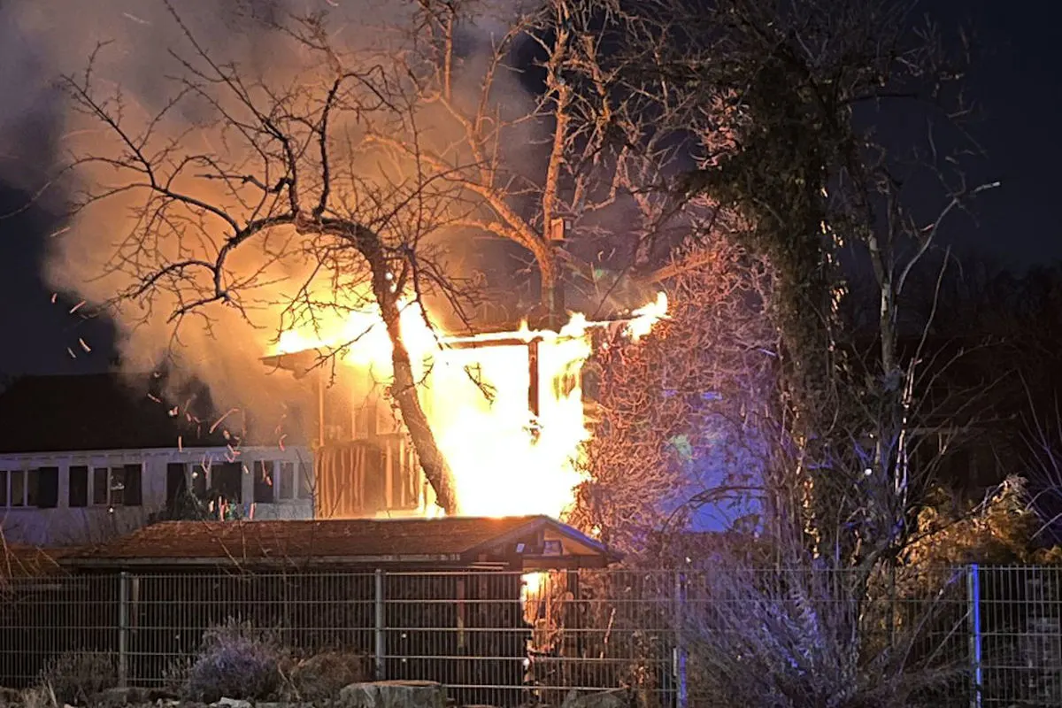 Birsfelden BL – Gartenhaus bei Brand komplett zerstört