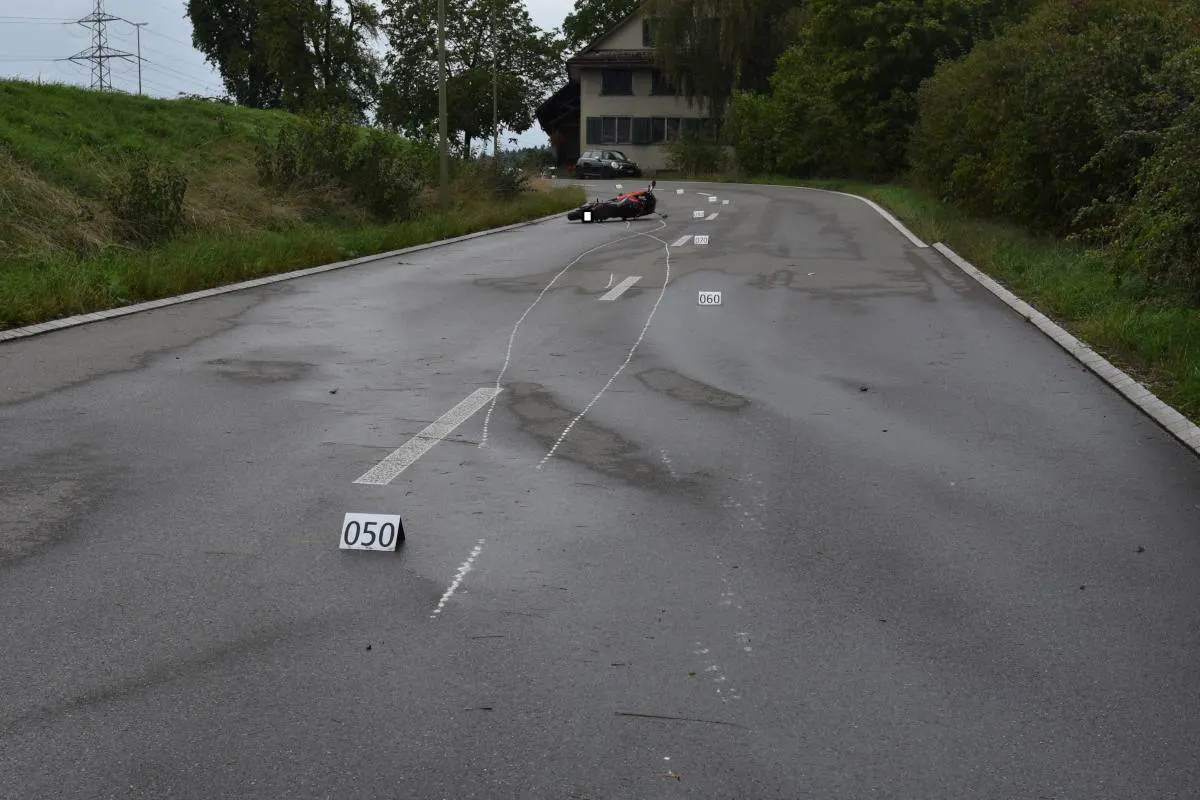 Affoltern am Albis ZH - Motorradlenker verletzt