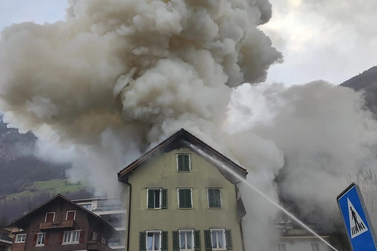 Flüelen UR - Mehrfamilienhaus in Vollbrand - Axenstrasse gesperrt