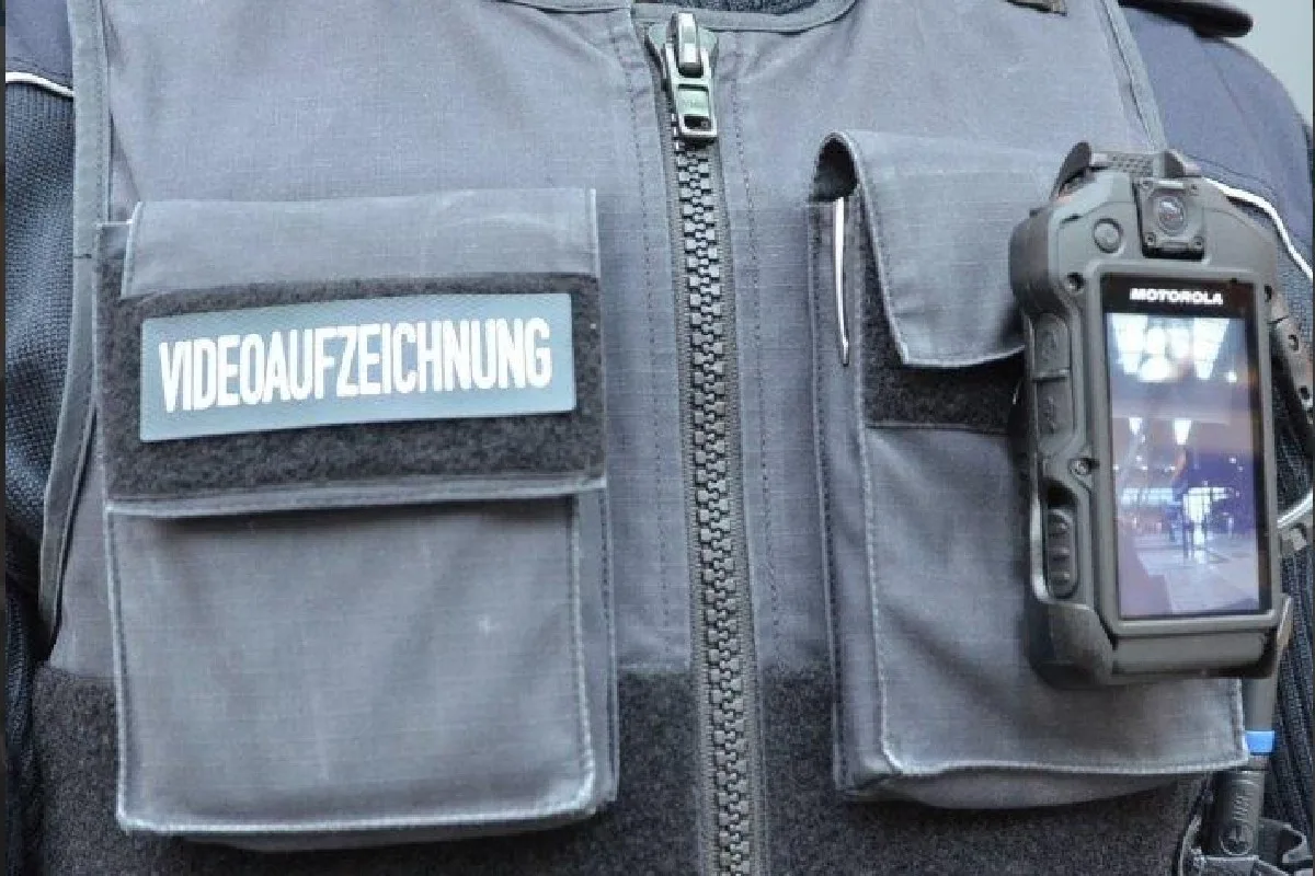 Kiel - Die Bundespolizei ist ab sofort mit Bodycams ausgerüstet