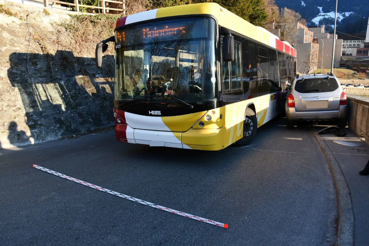 Chur GR - Streifkollision mit Postauto