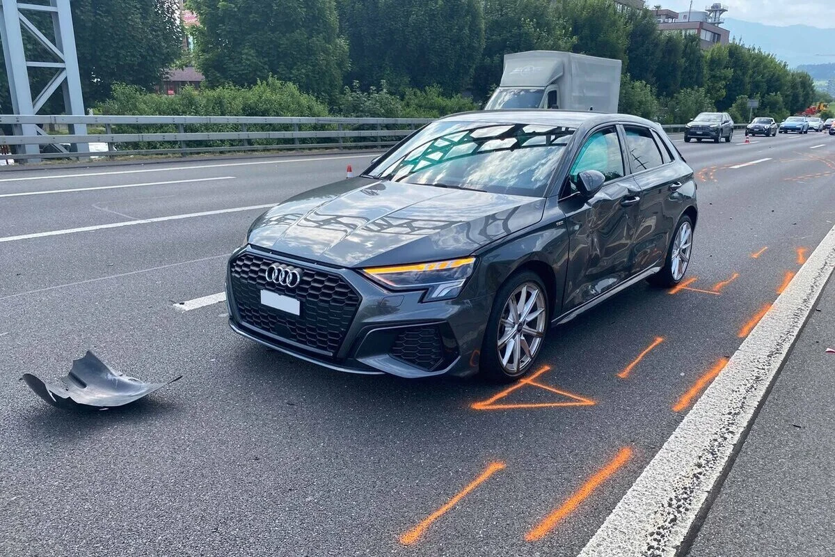 Hünenberg ZG – Unfall auf der A4 nach Spurwechsel – erhebliche Verkehrsbehinderungen