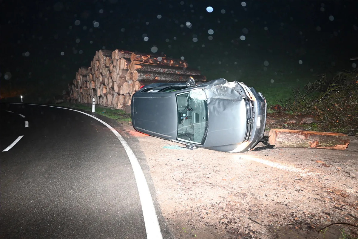 Mühlrüti SG – Auto kippt bei Selbstunfall um
